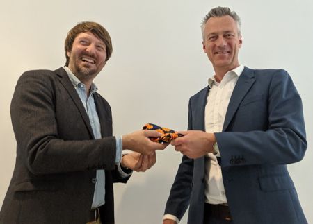 Photograph of Jesper Klein handing the symbolic DAISY tie to Maarten Verboom